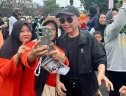 CFD Perdana di Depok, Ayah Ayu Ting Ting Jadi Sasaran Warga untuk Selfie di Jalan Margonda
