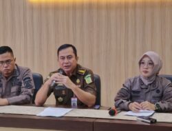 Penyerahan Tersangka Gratifikasi Proyek Infrastruktur Banyuasin