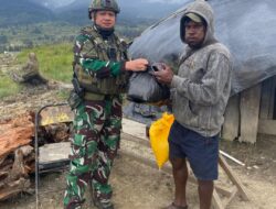 Satgas TNI Hangatkan Warga Kimak dengan Sembako dan Kopi
