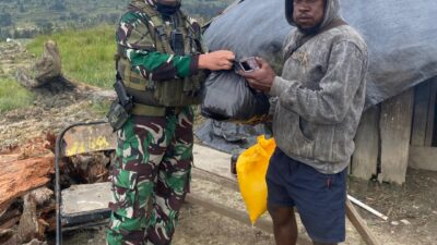 Satgas TNI Hangatkan Warga Kimak dengan Sembako dan Kopi