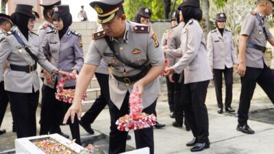 Polres OKU Timur Ziarah di TMP Sambut Hari Bhayangkara ke-79