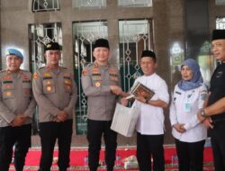 Kapolres Tangsel Serahkan Bantuan ke Masjid Jami Al Hidayah