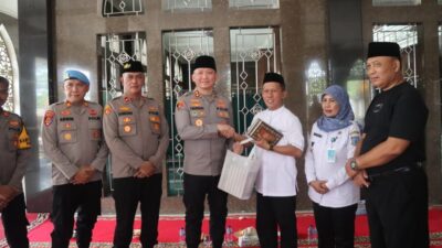 Kapolres Tangsel Serahkan Bantuan ke Masjid Jami Al Hidayah