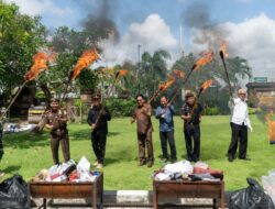 Kejari Badung Musnahkan Barang Bukti Narkoba & Kejahatan