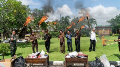 Kejari Badung Musnahkan Barang Bukti Narkoba & Kejahatan
