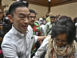 Tom Lembong Disidang, Anies dan Rocky Datang