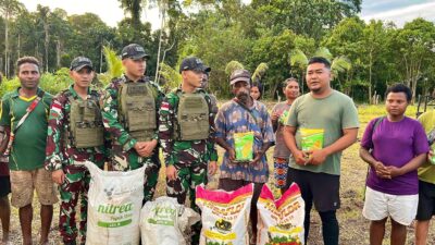 TNI Bantu Petani Skofro Bibit & Pupuk