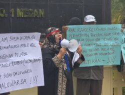 Emak-Emak Demo di Polrestabes Medan, Tuding Kriminalisasi