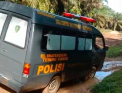 Jalan Rusak Lonsum, Ambulans Bhayangkara Terjebak Lumpur