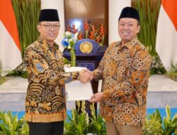 Nusron Wahid Serahkan Sertipikat Tanah ke Menlu Sugiono