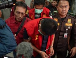 Anggota DPRD Muara Enim dan Anak Ditahan