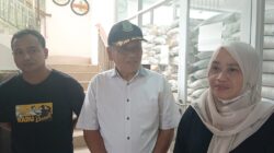 Warga Pondok Benda Antre Tertib Ambil Bantuan PKH