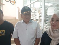 Warga Pondok Benda Antre Tertib Ambil Bantuan PKH