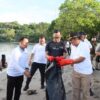 Wamendagri Bima Arya Pimpin Bersih Pantai Senggigi, Tekankan Gerakan ASRI Bukan Seremoni