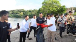 Wamendagri Bima Arya Pimpin Bersih Pantai Senggigi, Tekankan Gerakan ASRI Bukan Seremoni