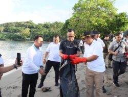 Wamendagri Bima Arya Pimpin Bersih Pantai Senggigi, Tekankan Gerakan ASRI Bukan Seremoni