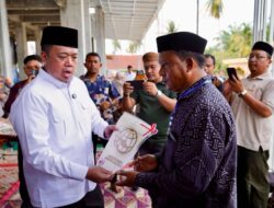 Nusron Serahkan Sertifikat Wakaf dan Bantuan Rp500 Juta untuk Masjid di Aceh Tamiang