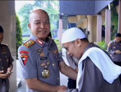 Kapolda Banten Hadiahi Penjaga Masjid Baiturrahman Umroh