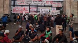 Demo 27 Agustus di DPR, Massa Pati dan Ojol Bertahan Jaga Logistik