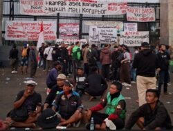 Demo 27 Agustus di DPR, Massa Pati dan Ojol Bertahan Jaga Logistik