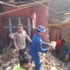 Usai Ledakan Maut, Polisi dan Warga Bersihkan Puing di Kampung Cisarua