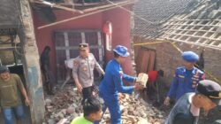 Usai Ledakan Maut, Polisi dan Warga Bersihkan Puing di Kampung Cisarua