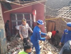 Usai Ledakan Maut, Polisi dan Warga Bersihkan Puing di Kampung Cisarua
