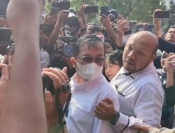 Keluar dari Gedung KPK, Sestama BNPB Rustian Hindari Wartawan